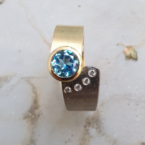 Ring in 585 bicolor mit Brilannten und Topas