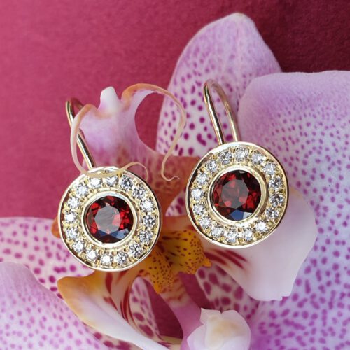Ohrhänger mit Brillanten und Granatstein in 750 Gelbgold