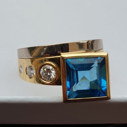Ring in bicolor 750 mit Brillanten und quadratischem Topas