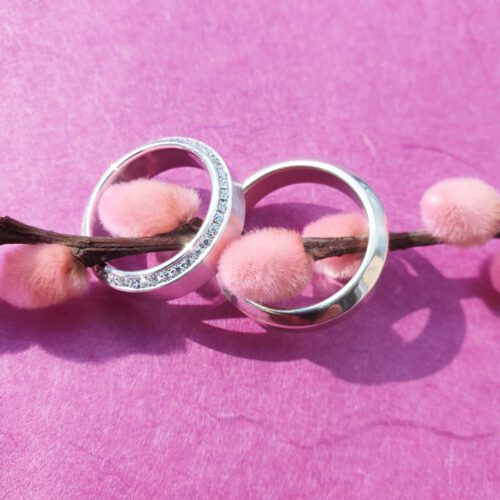 Hochzeitsringe in 750 Gelbgold mit schräger Facette - Damenring hat in der Facette Brillanten