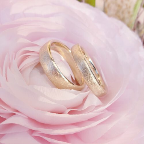 Trauringe in 585 Gelbgold mit diamantmatter Oberfläche