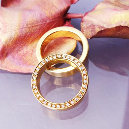 Trauringe in 750 Gelbgold - Damenring im Profil mit Brillanten ausgefasst