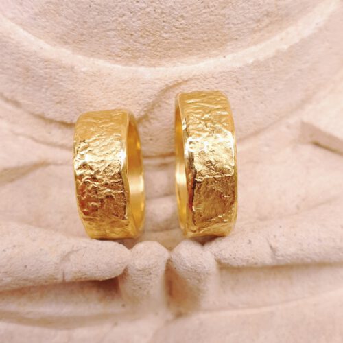 Trauringe in 750 Gelbgold mit starker unregelmäßiger Oberflächenstruktur