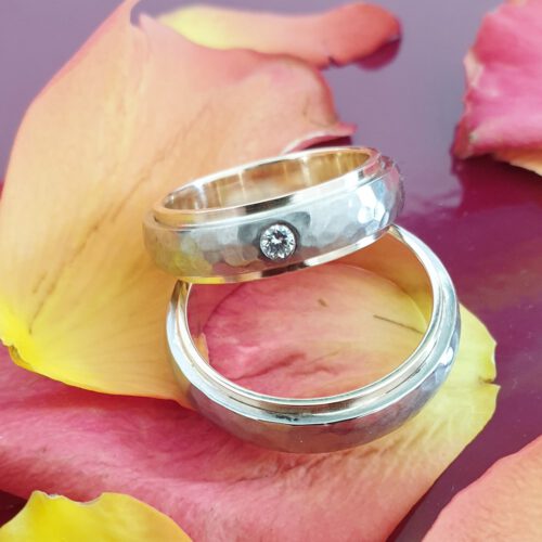 Zweifarbige Trauringe in 585 Weißgold und Rosegold - Damenring mit Brillant