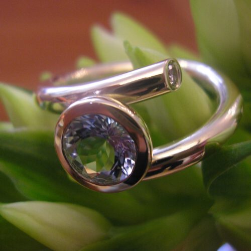 Rundprofilring mit Aquamarin und Brillanten  am Ende des Profils in 585 Gelbgold